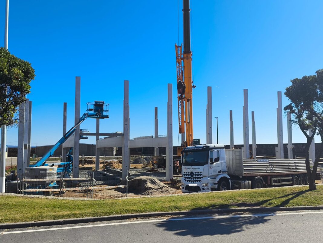 Inicio instalación estruturas prefabricadas Centro Deportes Náuticos. Outubro 2025