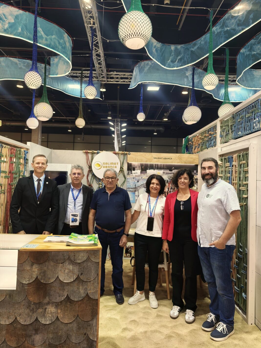 Parte do equipo de Salimat Abanca no seu espazo de Gastrónoma con autoridades e produtores