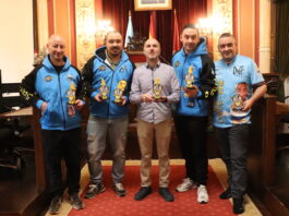 O alcalde felicita o equipo ourensán Kaldi, campión do mundo no torneo de dardos Phoenix