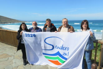 2026 04 01 Izado bandeira Sendero Azul