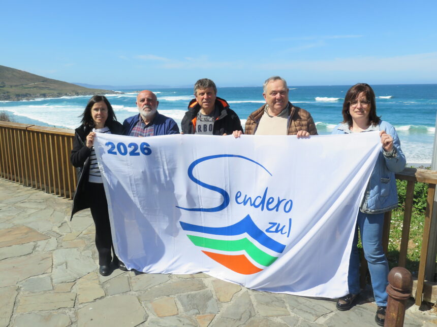 2026 04 01 Izado bandeira Sendero Azul