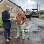 Alcalde e concelleiro Ramon Porto en obras de asfaltado Devesa en tamano grande