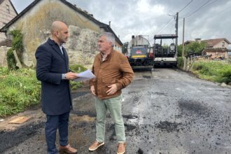 Alcalde e concelleiro Ramon Porto en obras de asfaltado Devesa en tamano grande