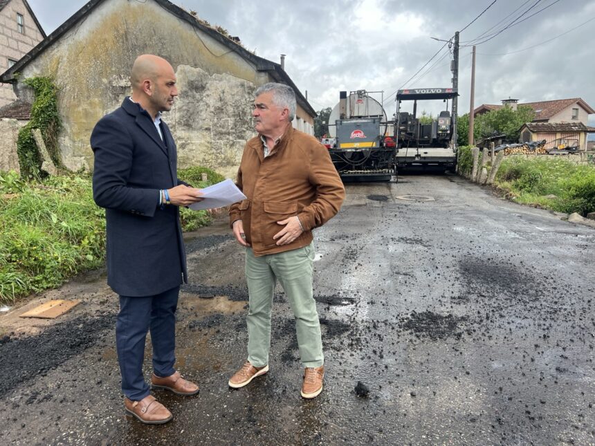 Alcalde e concelleiro Ramon Porto en obras de asfaltado Devesa en tamano grande