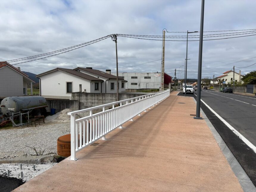 FOTO 2 PONTECESO Ponteceso remata a obra de construcion dunha senda peonil no nucleo de Pazos cun orzamento de casi 350 000 euros