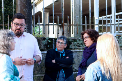 Foto Xabier P Igrexas e Carmela Gonzalez con persoal e familias do centro Atalaia 1