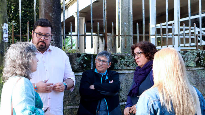 Foto Xabier P Igrexas e Carmela Gonzalez con persoal e familias do centro Atalaia 1