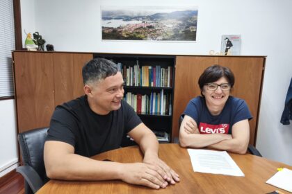 Manu Lourenzo cunha facultativa do centro de saude nunha reunion no concello 1 1