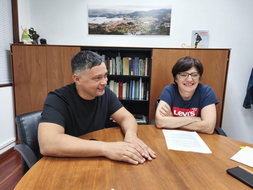 Manu Lourenzo cunha facultativa do centro de saude nunha reunion no concello 1 1