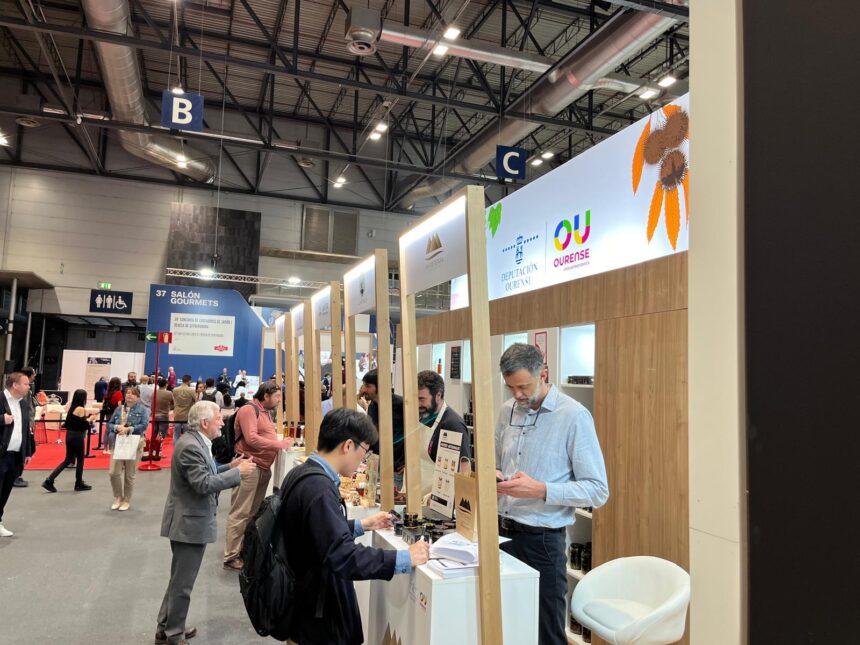 Rosendo Fernandez visitando o stand da provincia de Ourense en Salon Gourmets 2024