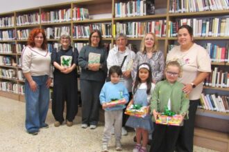 Foto de familia dos premiados xunto a bibliotecaria local e as concelleiras de Cultura e Sanidade