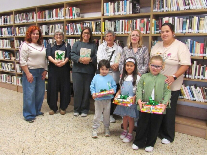 Foto de familia dos premiados xunto a bibliotecaria local e as concelleiras de Cultura e Sanidade