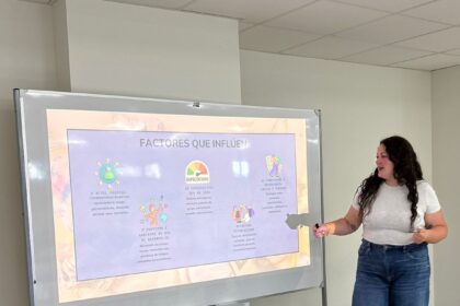 A responsable de Prevencion da Asociacion Erguete Noelia Romero durante a presentacion do programa ADOS