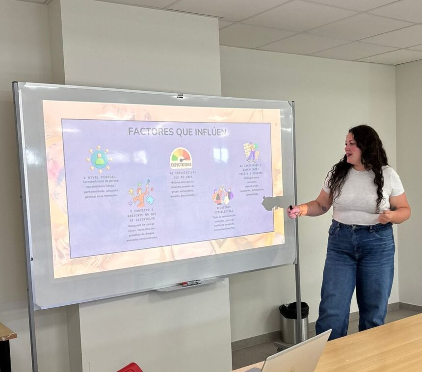 A responsable de Prevencion da Asociacion Erguete Noelia Romero durante a presentacion do programa ADOS