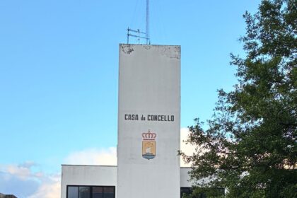 Concello iluminado morado dia da fibromialxia