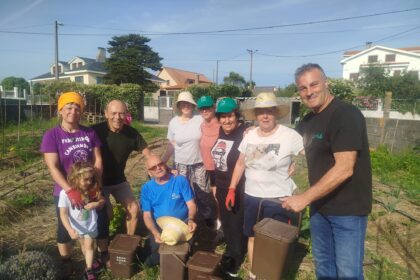 Entrega caldeiros contedor marron Asociacion Vecinos Carreira Maio 2026