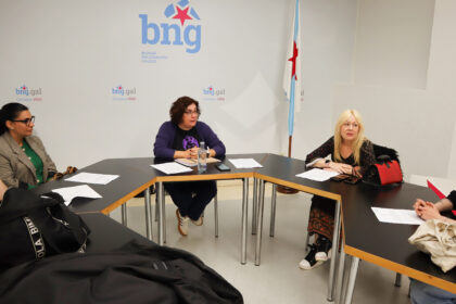 Foto Carmela Gonzalez no centro reunida con CIG Comercio