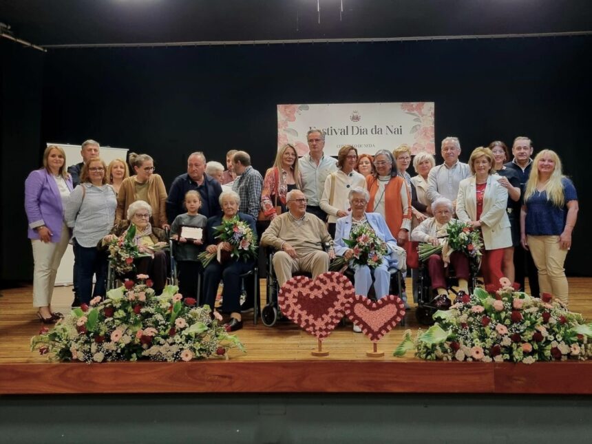 Homenaxeadas familiares e integrantes da corporacion