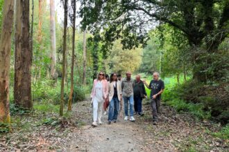 IMAXE Arquivo Castro Roson e Muinos nun percorrido coa AV Conxo Aberto pola zona afectada polo trazado da senda no Bosque do Banquete de Conxo
