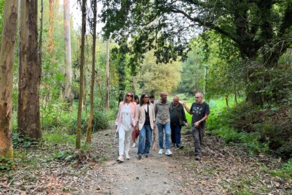 IMAXE Arquivo Castro Roson e Muinos nun percorrido coa AV Conxo Aberto pola zona afectada polo trazado da senda no Bosque do Banquete de Conxo