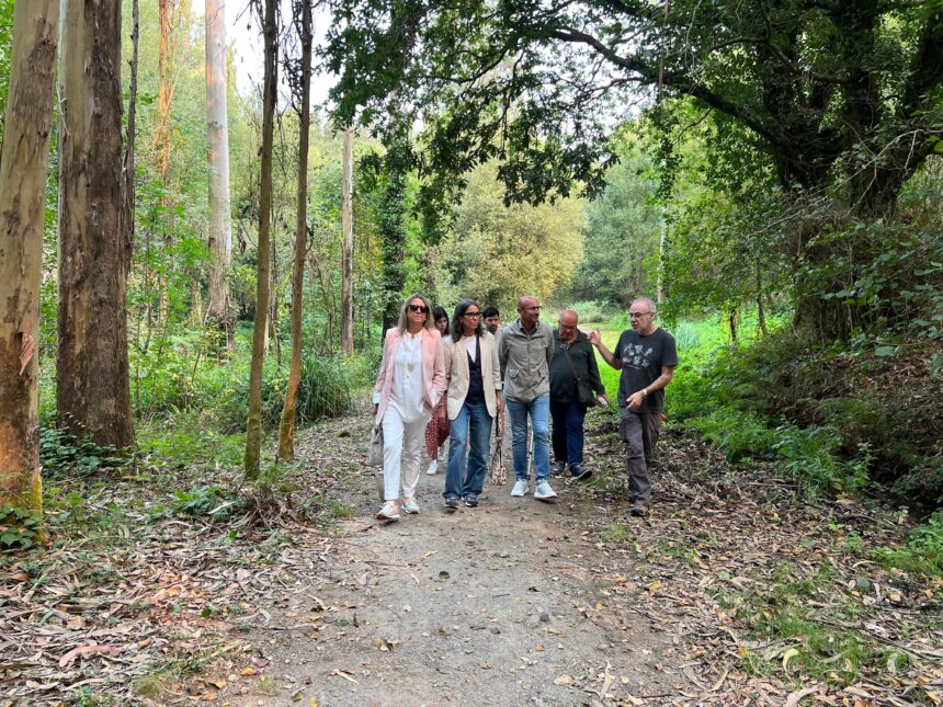 IMAXE Arquivo Castro Roson e Muinos nun percorrido coa AV Conxo Aberto pola zona afectada polo trazado da senda no Bosque do Banquete de Conxo