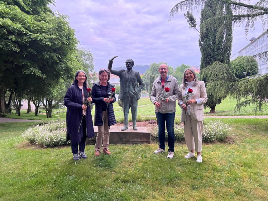 IMAXE Mercedes Roson Marta Alvarez Gonzalo Muinos e Mila Castro na ofrenda floral do primeiro de maio