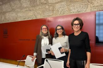 IMAXE Mercedes Roson xunto a Mila Castro e Marta Alvarez