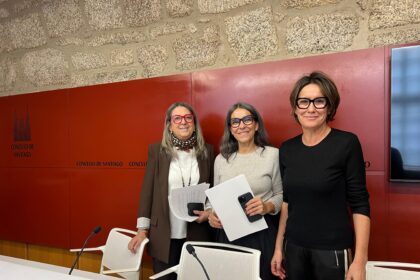 IMAXE Mercedes Roson xunto a Mila Castro e Marta Alvarez