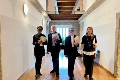 IMAXE Mila Castro Mercedes Roson Gonzalo Muinos e Marta Alvarez nos corredores de Raxoi