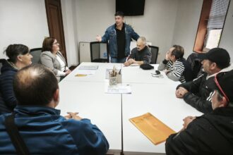 Manu Lourenzo dando a benvida aos novos operarios