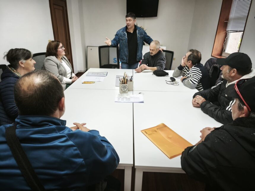 Manu Lourenzo dando a benvida aos novos operarios