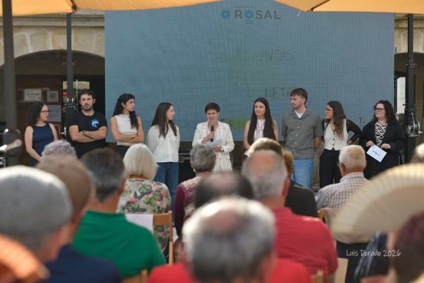 Unhas 400 persoas arrouparon no Rosal a estrea do documental de ‘De avoas a netas 01