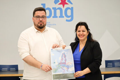Xabier P Igrexas e Ana Miranda co mapa do Corredor Atlantico