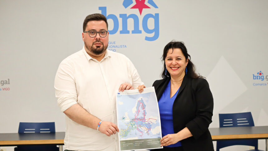 Xabier P Igrexas e Ana Miranda co mapa do Corredor Atlantico
