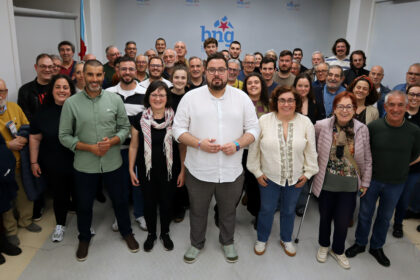 Xabier P Igrexas no centro coa Asemblea Local do BNG de Vigo