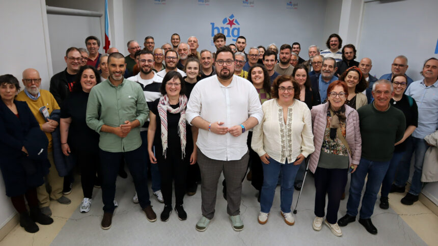 Xabier P Igrexas no centro coa Asemblea Local do BNG de Vigo