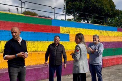 Alcalde e parte do equipo docente do colexio de atios co conserxe