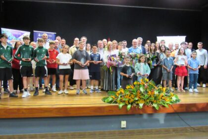 Foto de grupo dos premiados con representantes da corporacion
