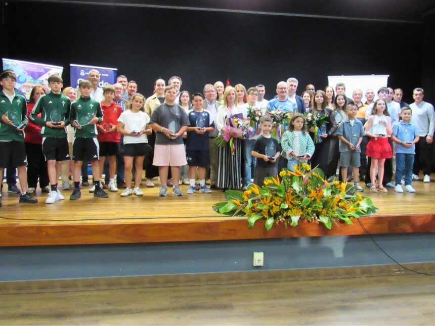 Foto de grupo dos premiados con representantes da corporacion