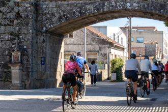 10062026 Peregrinos en bicicleta en Tui