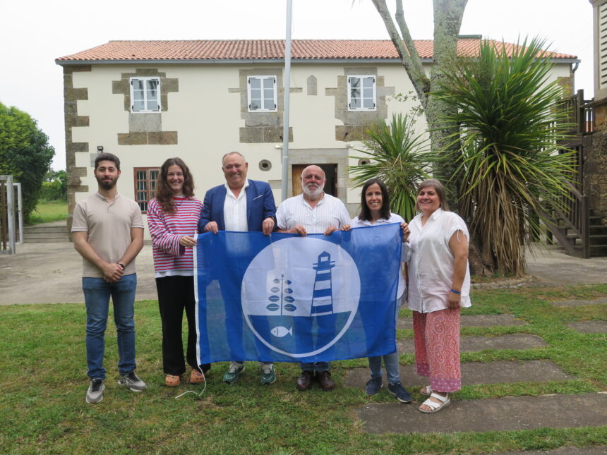 2026 06 19 Centro Azul izado bandeira 1