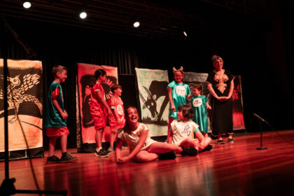 A Escola Municipal de Teatro de Tomino baixa o pano tras un curso cheo de emocions 01