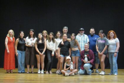 Alcalde e concelleiras cos grupos xuvenil e infantil da escola municipal de teatro