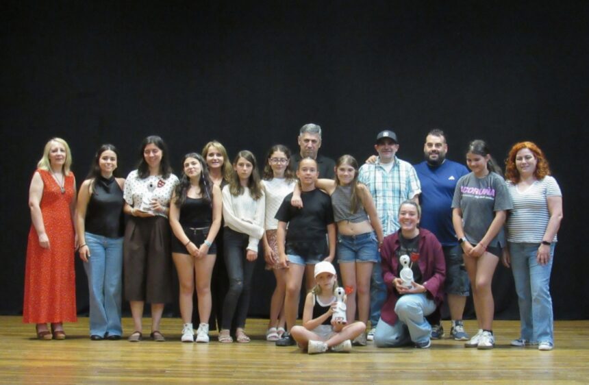 Alcalde e concelleiras cos grupos xuvenil e infantil da escola municipal de teatro