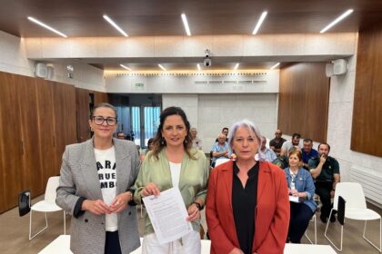 De esquerda a dereita Monica Otero portavoz municipal do PP Sandra Gonzalez alcaldesa de Tomino e Violeta de Santiago portavoz municipal do PSdeG PSOE