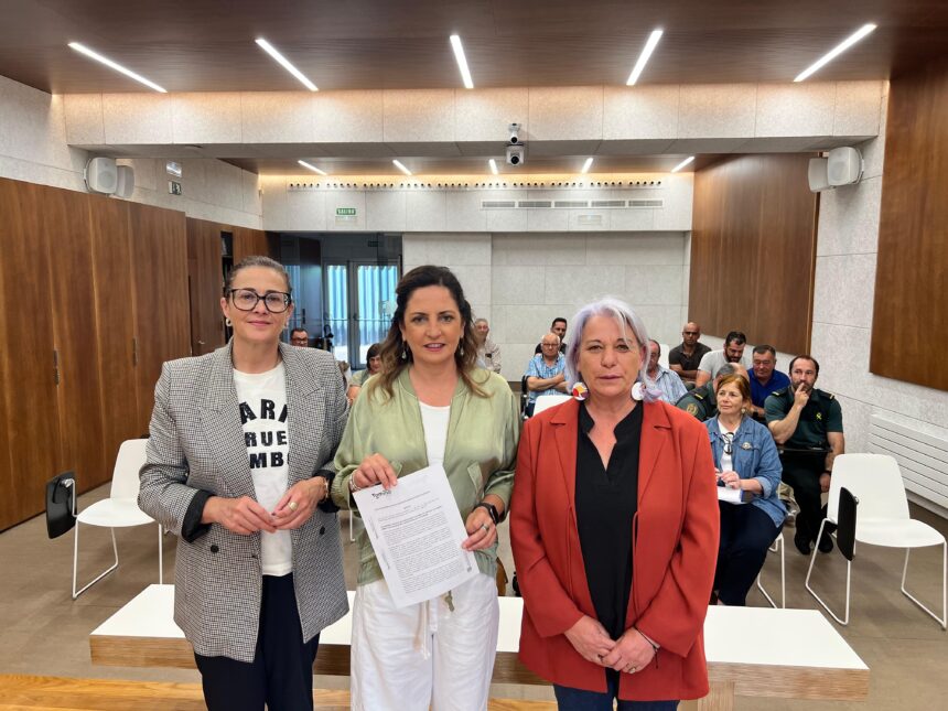 De esquerda a dereita Monica Otero portavoz municipal do PP Sandra Gonzalez alcaldesa de Tomino e Violeta de Santiago portavoz municipal do PSdeG PSOE