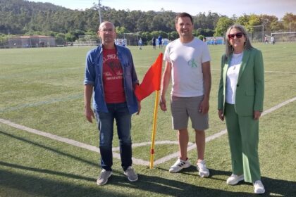 IMG Gonzalo Muinos e Mila Castro xunto ao presidente da SD Villestro Marcos Conde