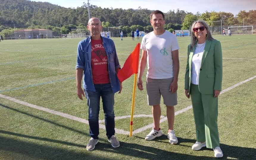 IMG Gonzalo Muinos e Mila Castro xunto ao presidente da SD Villestro Marcos Conde