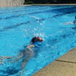 Nenos en piscina