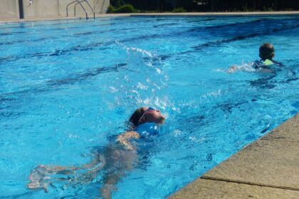 Nenos en piscina